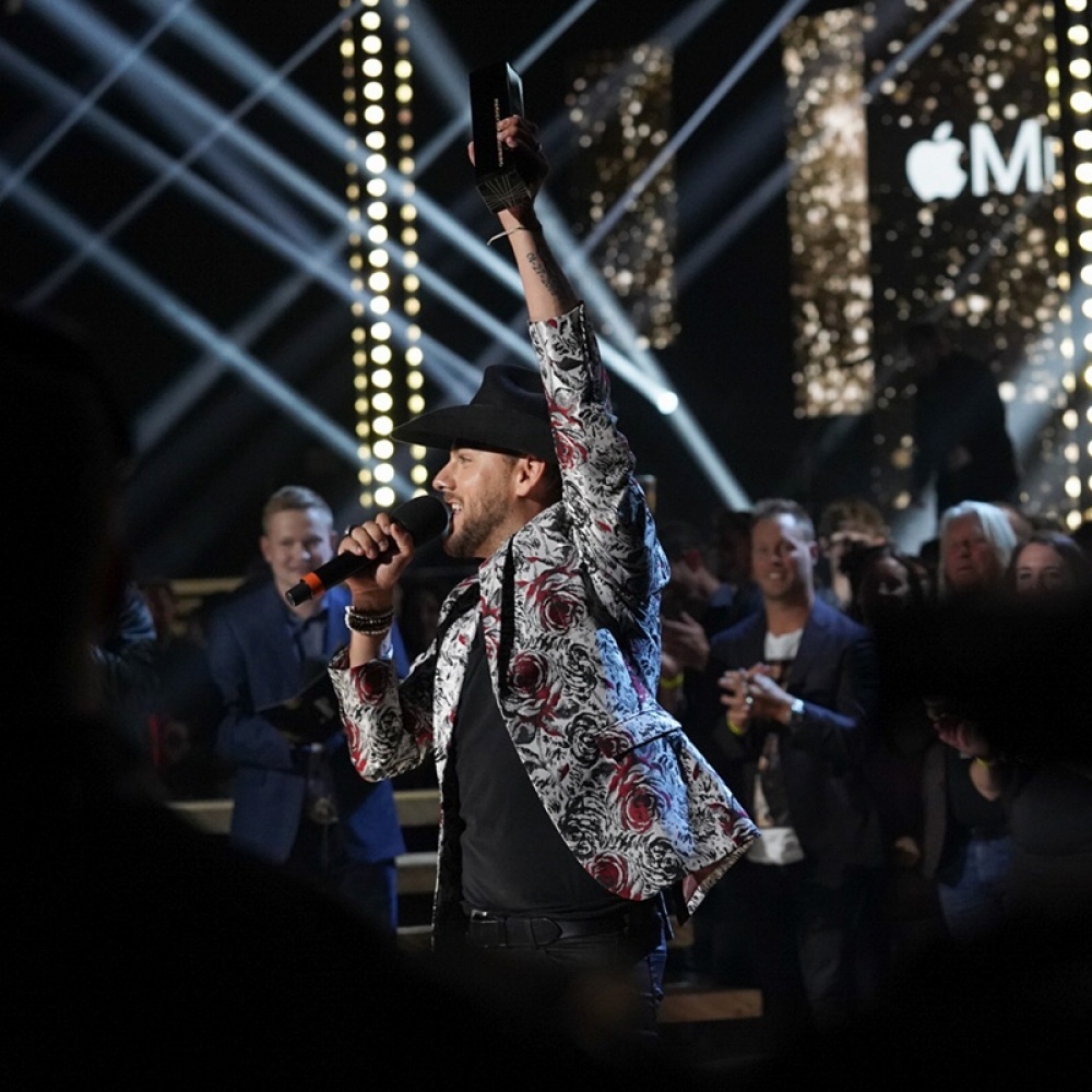 BRETT WINS FANSí CHOICE AT 2019 CCMA AWARDS